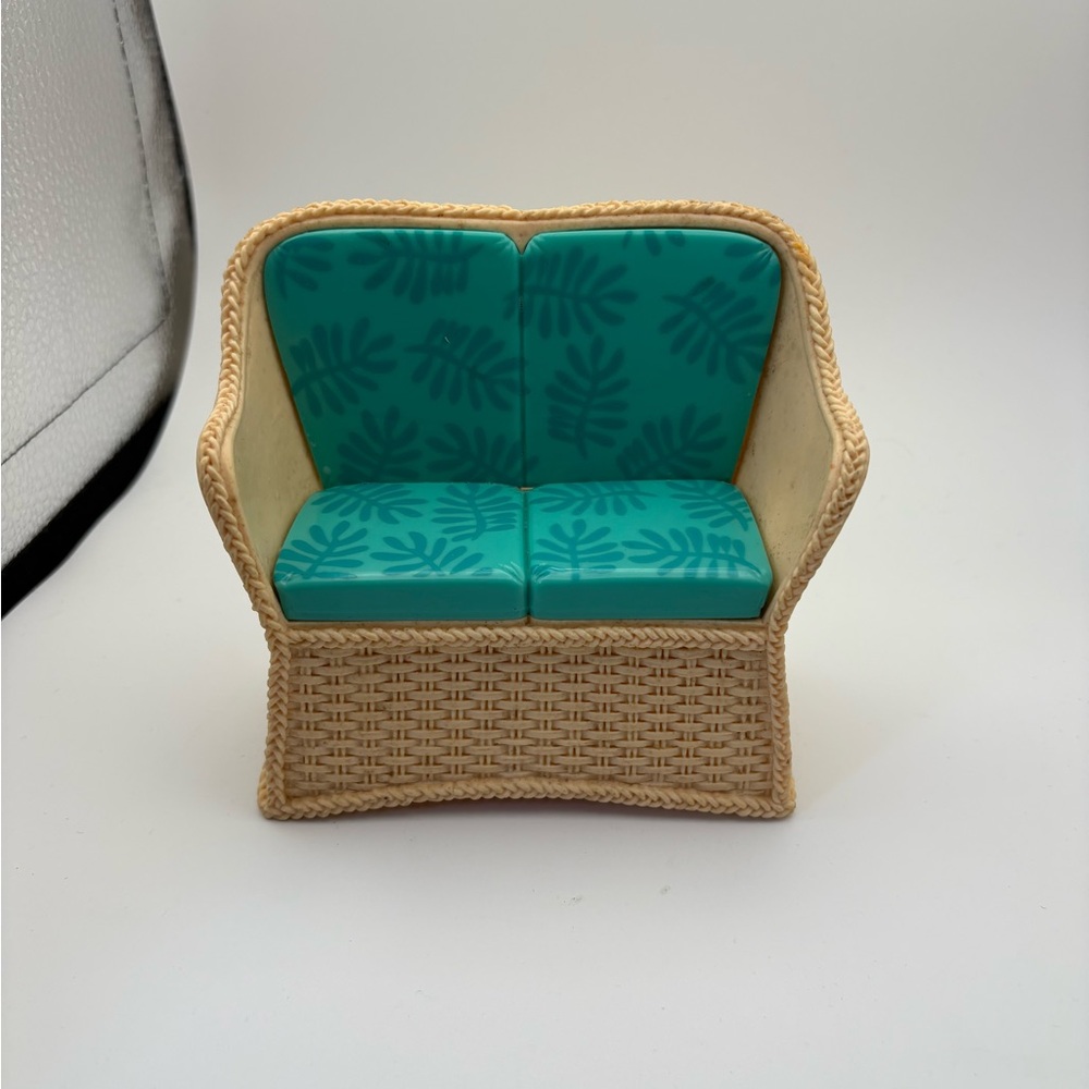 Mattel 2005 Wicker Rattan Doll Loveseat / Couch Leaf-Print Cushions
